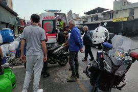 İşyeri sahibine kapıdan giren motosiklet şoku!