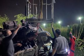 Kamyon Eşen Çayı’na Uçtu, 2 Yaralı
