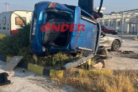 Otomobil Kayalarla Birlikte Otoparka Savruldu: 5 Yaralı