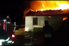 Bacadaki kıvılcım evi yaktı