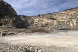 MİLAS’TA KAPATILAN TAŞ OCAĞININ RUHSAT OYUNU!