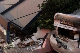 Vatandaşlar Gözlerine İnanamadı: Araç Apartman Duvarını Yıktı