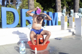 6 Gündür Evine Su Akmadığını Söyleyen Vatandaş, Tepkisini Meydanda Duş Alarak Gösterdi