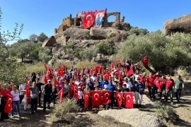 Bafa Gölü manzarasında ‘Cumhuriyet’ yürüyüşü