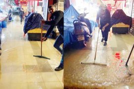 Şiddetli yağış semt pazarını sular altında bıraktı  