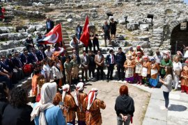 Turizm Haftası Kutlamaları Hermias ile Yunus Efsanesi Işığında Tarihi Şehirde Sona Erdi