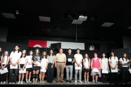 Minik Oyuncular Sahneyi ‘Gümbür Gümbür’ Salladı