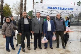 MİLAS BELEDİYESİ HEM ÜRETİCİYE HEM DE TÜKETİCİYE DESTEK OLDU : HALKA PORTAKAL DAĞITTI..