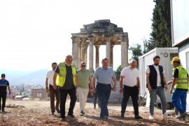 Başkan Topuz, Gümüşkesen Mezar Anıtı’ndaki Çalışmaları İnceledi