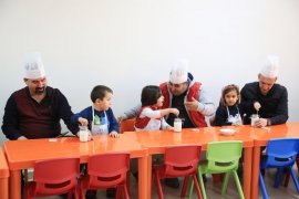 Sütün hikâyesini deneyimleyen öğrenciler babalarıyla yoğurt yaptı