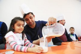 Sütün hikâyesini deneyimleyen öğrenciler babalarıyla yoğurt yaptı