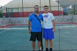 İMİ Koleji tenis şampiyonları çıkarmaya devam ediyor