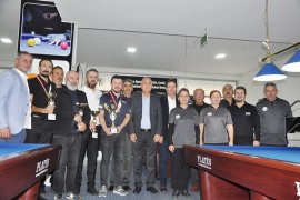  Bilardo Şampiyonu Kupasını Aldı