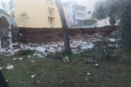 Okul ve Tarihi Camiinin İstinat Duvarı Çöktü