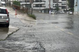 Milas Sağanak Yağışa Teslim Oldu: Trafik Durma Noktasına Geldi