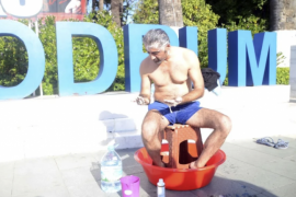 6 Gündür Evine Su Akmadığını Söyleyen Vatandaş, Tepkisini Meydanda Duş Alarak Gösterdi