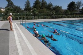 Büyükşehir’den Çocuklara Ücretsiz Yüzme Kursu