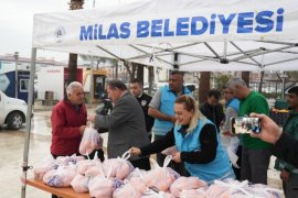 MİLAS BELEDİYESİ HEM ÜRETİCİYE HEM DE TÜKETİCİYE DESTEK OLDU : HALKA PORTAKAL DAĞITTI..
