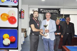  Bilardo Şampiyonu Kupasını Aldı