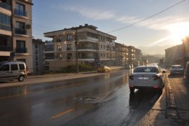 Depo Taştı, Tonlarca Su Caddeye Akıyor!