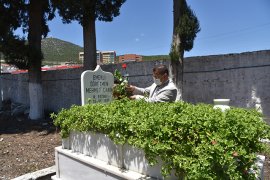 Başkan Tokat’tan her mezara bir karanfil