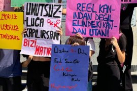 Öğrencilerden 30 Derece Sıcak Altında Kadın Hakları İçin Sessiz Eylem