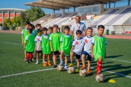 Minikler Yaz Tatilini Futbol ile Değerlendirdiriyor