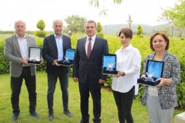 Savaş ve Oğultürk’e plaket