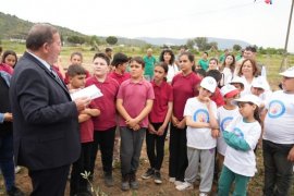 BAŞKAN TOPUZ ÖĞRENCİLERLE BİRLİKTE ZEYTİN FİDANI DİKTİ