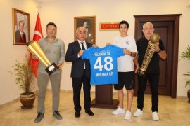 Bodrum’un Gururu Hentbolcular Kaymakam ve Belediye Başkanı ile Buluştu