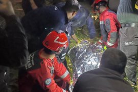 Kamyon Eşen Çayı’na Uçtu, 2 Yaralı