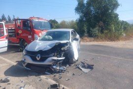 Trafik Kazası: 2 Otomobil Çarpıştı, 3 Yaralı