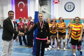 ‘Evimin Sultanları’ voleybolcuları Marmaris’te karşı karşıya geldi