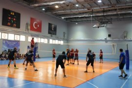 Babalar Günü’nde Coşkulu Voleybol Ve Basketbol Maçı