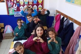 Lise Öğrencilerinden İlkokulu Öğrencilerine Kitap Desteği