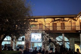 Milas’ta Tarihi Han’da Sinema Keyfi: “Devrim Arabaları” Açık Havada Gösterildi
