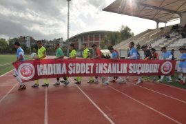 Kadına Şiddete Tribün ve Sahadan Pankartlı Tepki