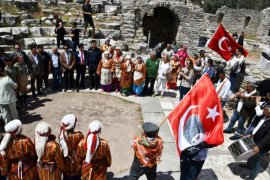 Turizm Haftası Kutlamaları Hermias ile Yunus Efsanesi Işığında Tarihi Şehirde Sona Erdi