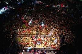 Fener alayı ve Merve Özbey konserine yoğun ilgi