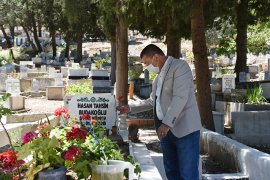 Başkan Tokat’tan her mezara bir karanfil