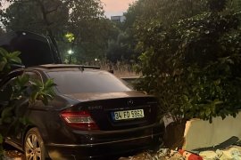 Vatandaşlar Gözlerine İnanamadı: Araç Apartman Duvarını Yıktı