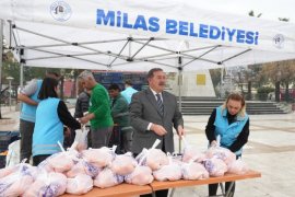 MİLAS BELEDİYESİ HEM ÜRETİCİYE HEM DE TÜKETİCİYE DESTEK OLDU : HALKA PORTAKAL DAĞITTI..