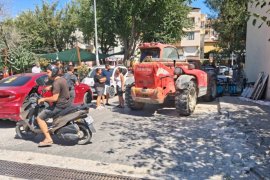 İş Makinesi 7 Araca Çarptı, Şans Eseri Yaralanan Olmadı