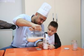 Sütün hikâyesini deneyimleyen öğrenciler babalarıyla yoğurt yaptı