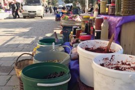 GÜLLÜK PAZARINDAKİ ÇİFTÇİLER ‘MAĞDURUZ’ DİYOR, HAKLARININ KORUNMASINI İSTİYOR..