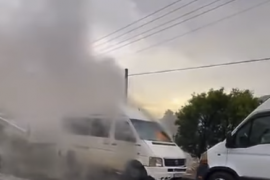 Minibüs Yangını Korkuttu: Çevredeki Araçlar Son Anda Kurtarıldı