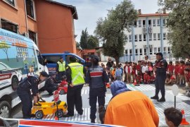 Milas İlçe Jandarma Komutanlığı trafik timleri  bilinçlendirme faaliyetlerini sürdürüyor