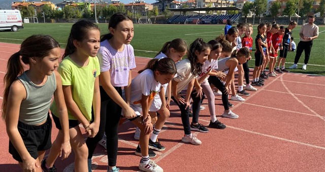 100’e yakın sporcu öğrenci birinci olmak için yarıştı