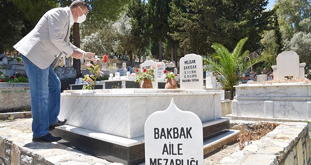 Başkan Tokat’tan her mezara bir karanfil