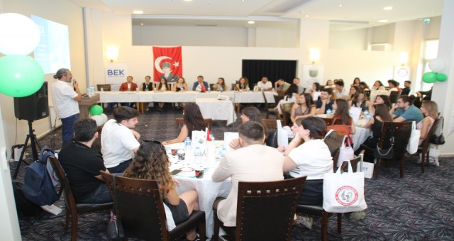 ECZACILARDAN GENÇLİK ÇALIŞTAYI..